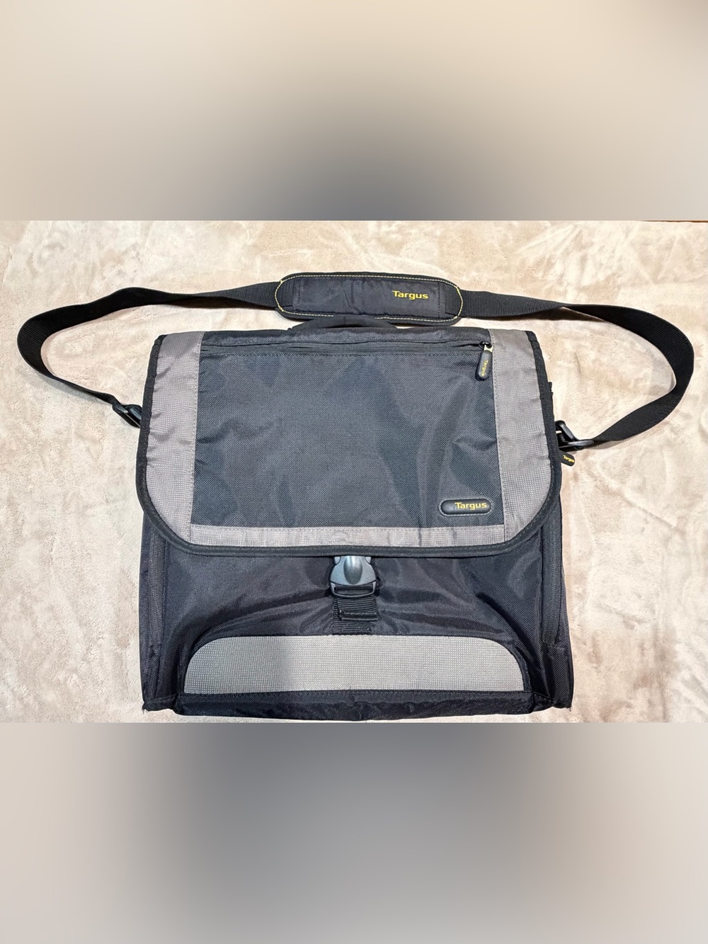 Targus Black/Gray Nylon Shoulder Messenger Laptop Bag Padded Adjustable Strap